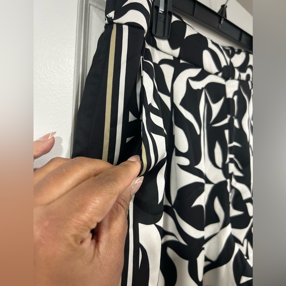 LOFT Pleated Pull-On Abstract Print Wide-Leg Pants - Picture 4 of 8